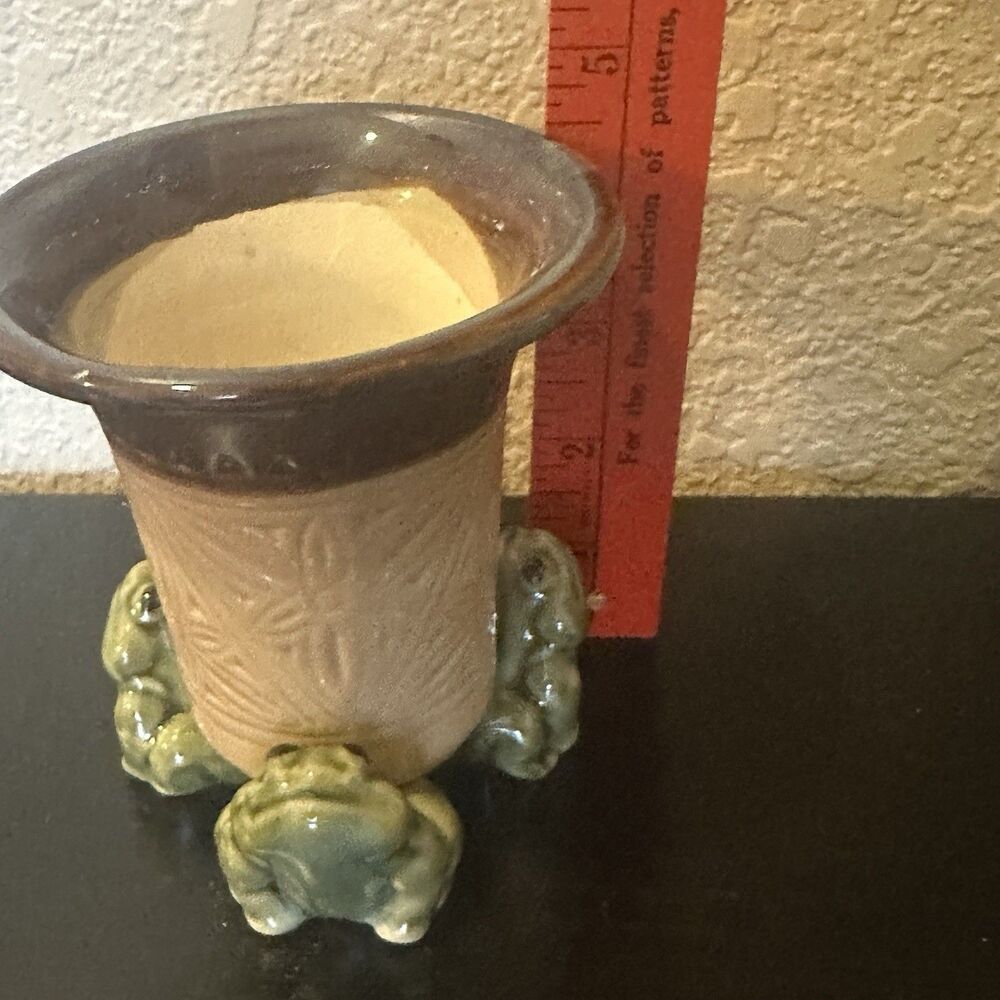 Green Tree Frogs Holding Ceramic Art Pottery Vase / Planter Brown Glaze Vintage - Picture 7 of 8